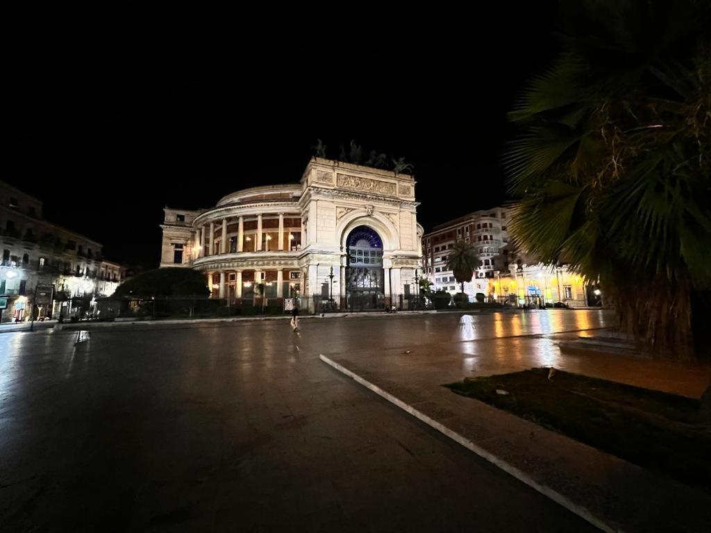 38,Velasquez Palermo Esterno foto