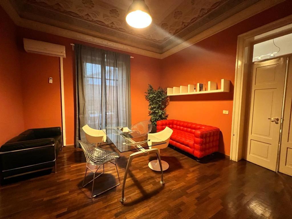 38,Velasquez Palermo Esterno foto