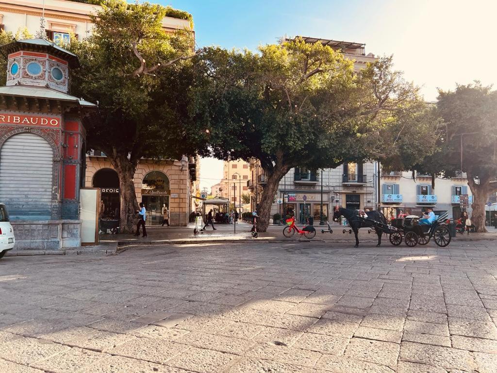 38,Velasquez Palermo Esterno foto