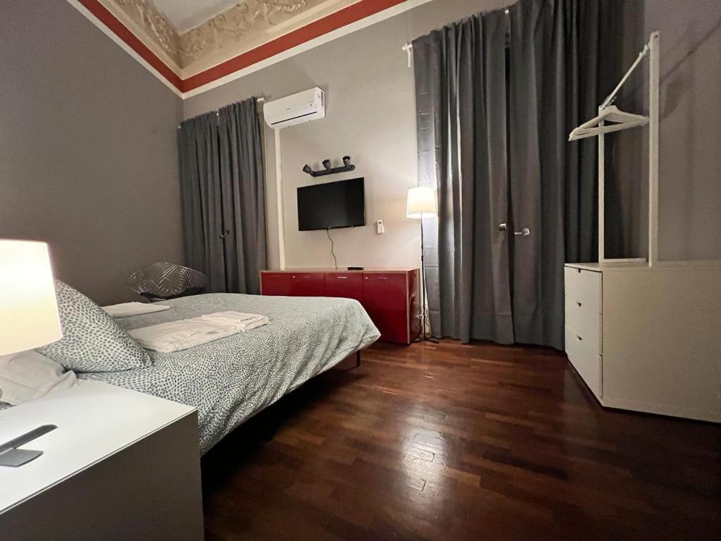 38,Velasquez Palermo Esterno foto