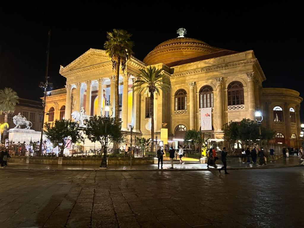 38,Velasquez Palermo Esterno foto