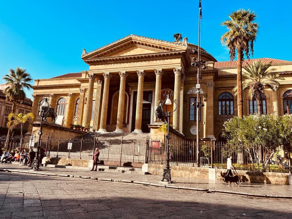 38,Velasquez Palermo Esterno foto